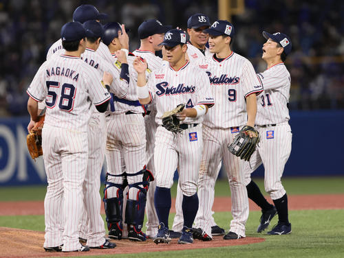 ヤクルト対DeNA　勝利しタッチを交わすヤクルト塩見泰隆（右から2人目）ら（撮影・足立雅史）