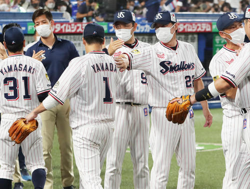 ヤクルト対DeNA　勝利したヤクルト高津監督（右）は山田の肩をたたきねぎらう（撮影・足立雅史）