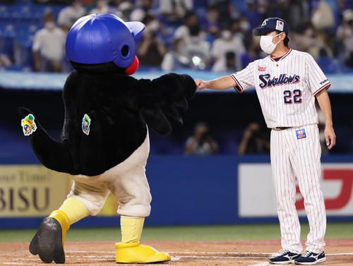 ヤクルト対DeNA　勝利し、つば九郎とグータッチを交わすヤクルト高津監督（撮影・足立雅史）