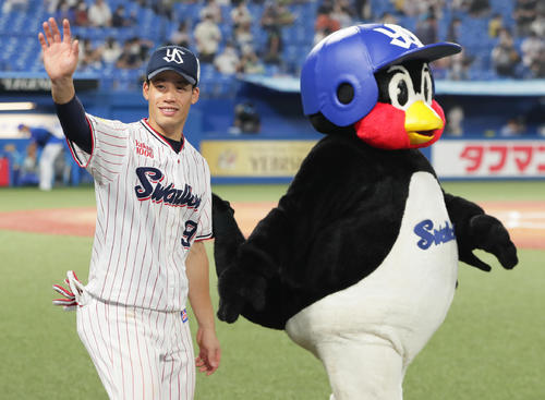 ヤクルト対DeNA　声援に応えるヤクルト塩見とつば九郎（撮影・足立雅史）