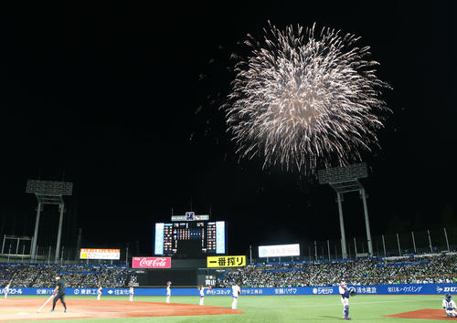 ヤクルト対DeNA  5回終了後、神宮の夜空に打ち上がる花火（撮影・足立雅史）