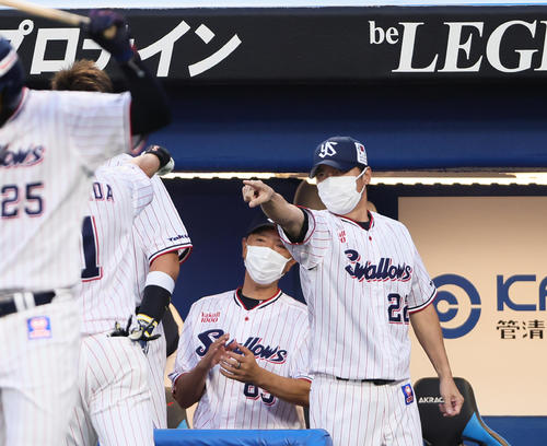 ヤクルト対DeNA  1回裏ヤクルト無死、先頭打者本塁打を放った山田（後方左）を指さす高津監督（撮影・足立雅史）