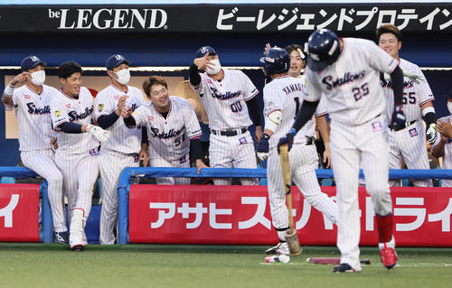 ヤクルト対DeNA  1回裏ヤクルト無死、先頭打者本塁打を放った山田（中央右背番号1）を迎えるナインら（撮影・足立雅史）