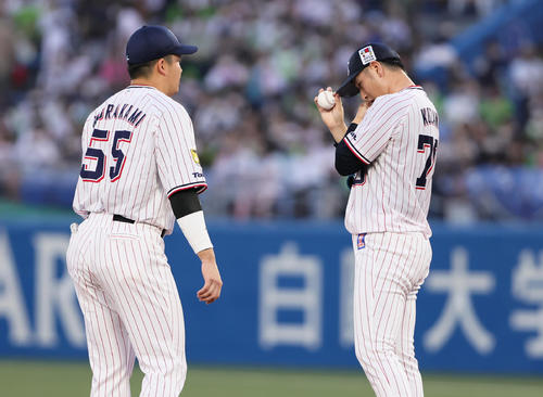 ヤクルト対DeNA  1回表DeNA1死満塁、宮崎に押し出し死球を与えた小沢（右）に声をかける村上（撮影・足立雅史）