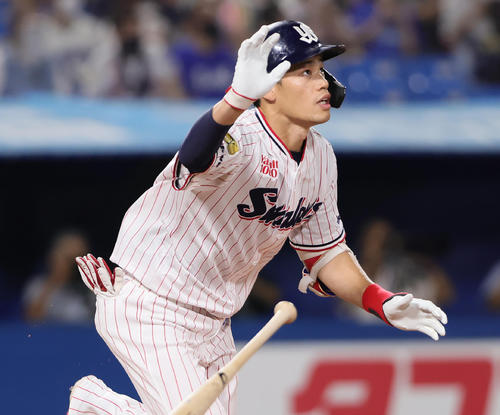 ヤクルト対DeNA  4回裏ヤクルト無死一塁、塩見は右越え2点本塁打を放つ（撮影・足立雅史）