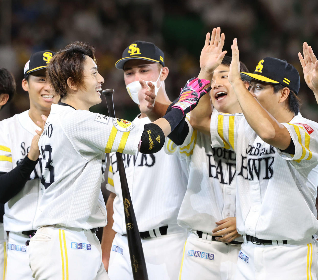 ソフトバンク対オリックス　9回裏ソフトバンク1死、周東（左から2人目）は右越えにサヨナラ本塁打を放ちナインとハイタッチ（撮影・梅根麻紀）