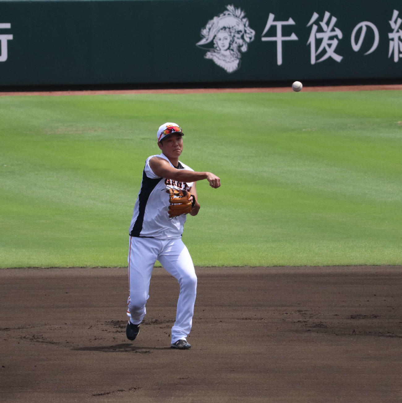 ジャイアンツ球場の2軍試合前練習で遊撃の位置でノックを受ける巨人坂本（撮影・小早川宗一郎）