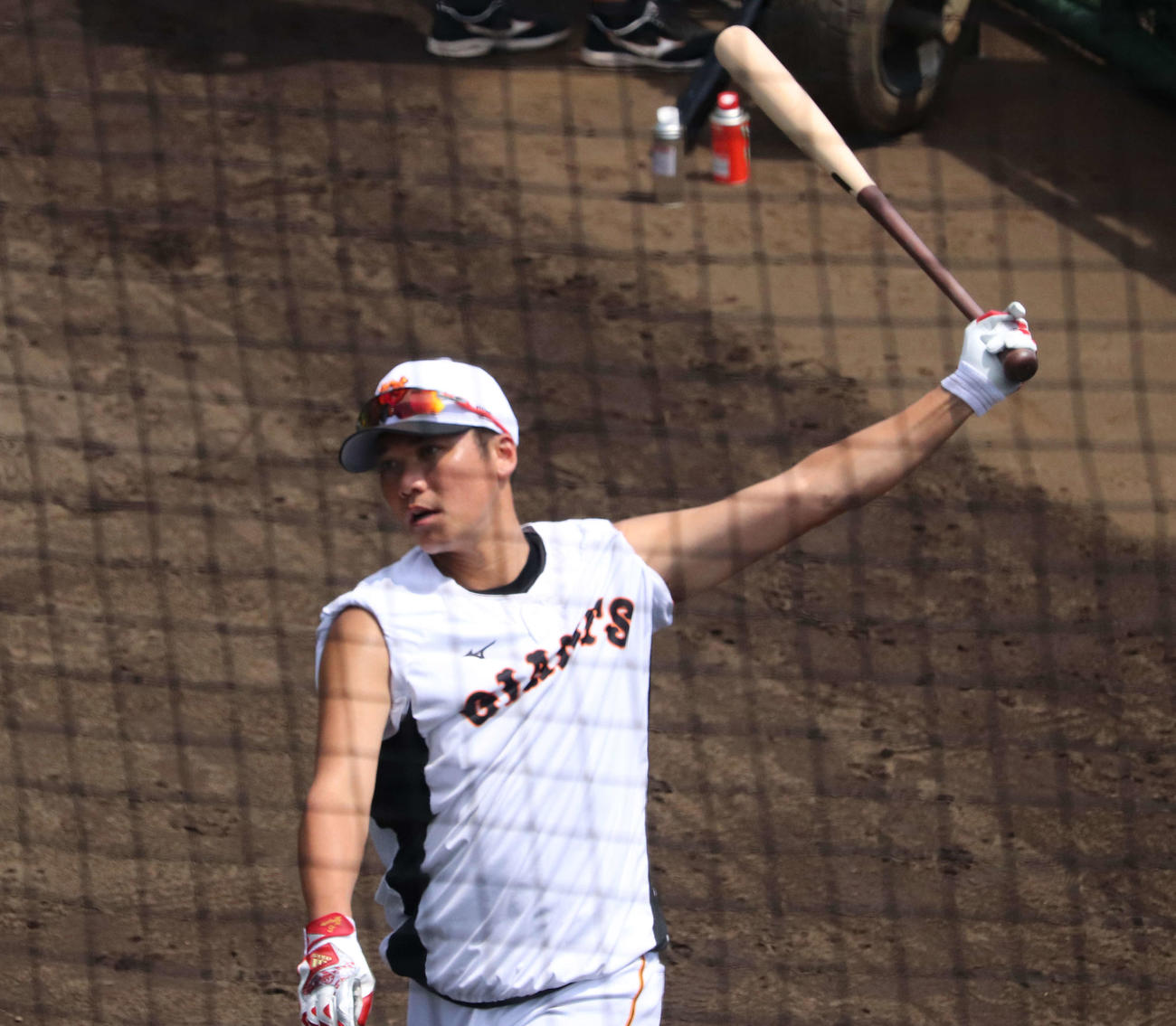 ジャイアンツ球場の2軍試合前練習でティー打撃をする巨人坂本（撮影・小早川宗一郎）