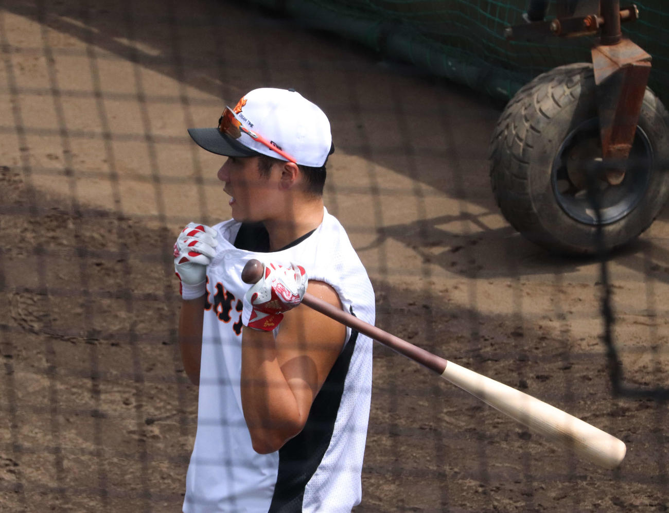 ジャイアンツ球場の2軍試合前練習でティー打撃をする巨人坂本（撮影・小早川宗一郎）