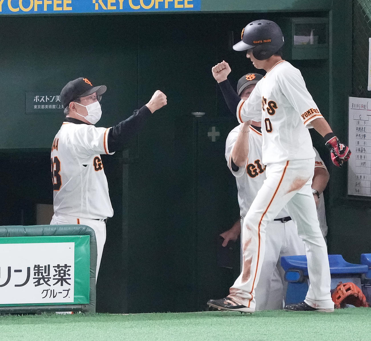 巨人対広島　8回裏巨人1死三塁、丸の左適時二塁打で生還した増田大（右）を迎える原監督（撮影・鈴木みどり）