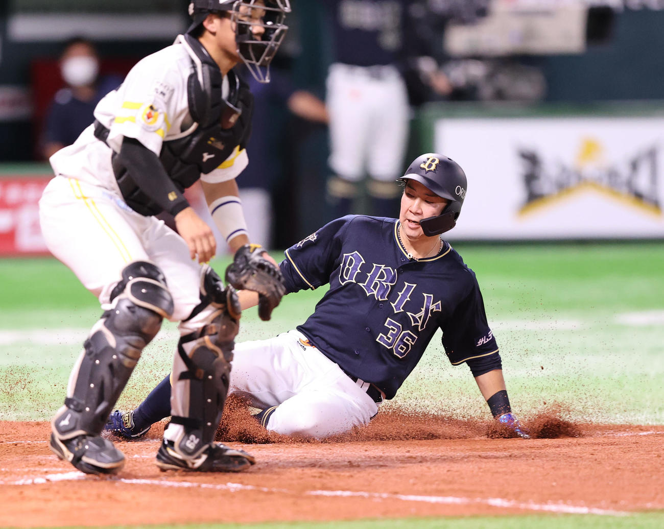 ソフトバンク対オリックス　4回表オリックス1死満塁、福田の2点適時二塁打で生還する山足（右）（撮影・梅根麻紀）