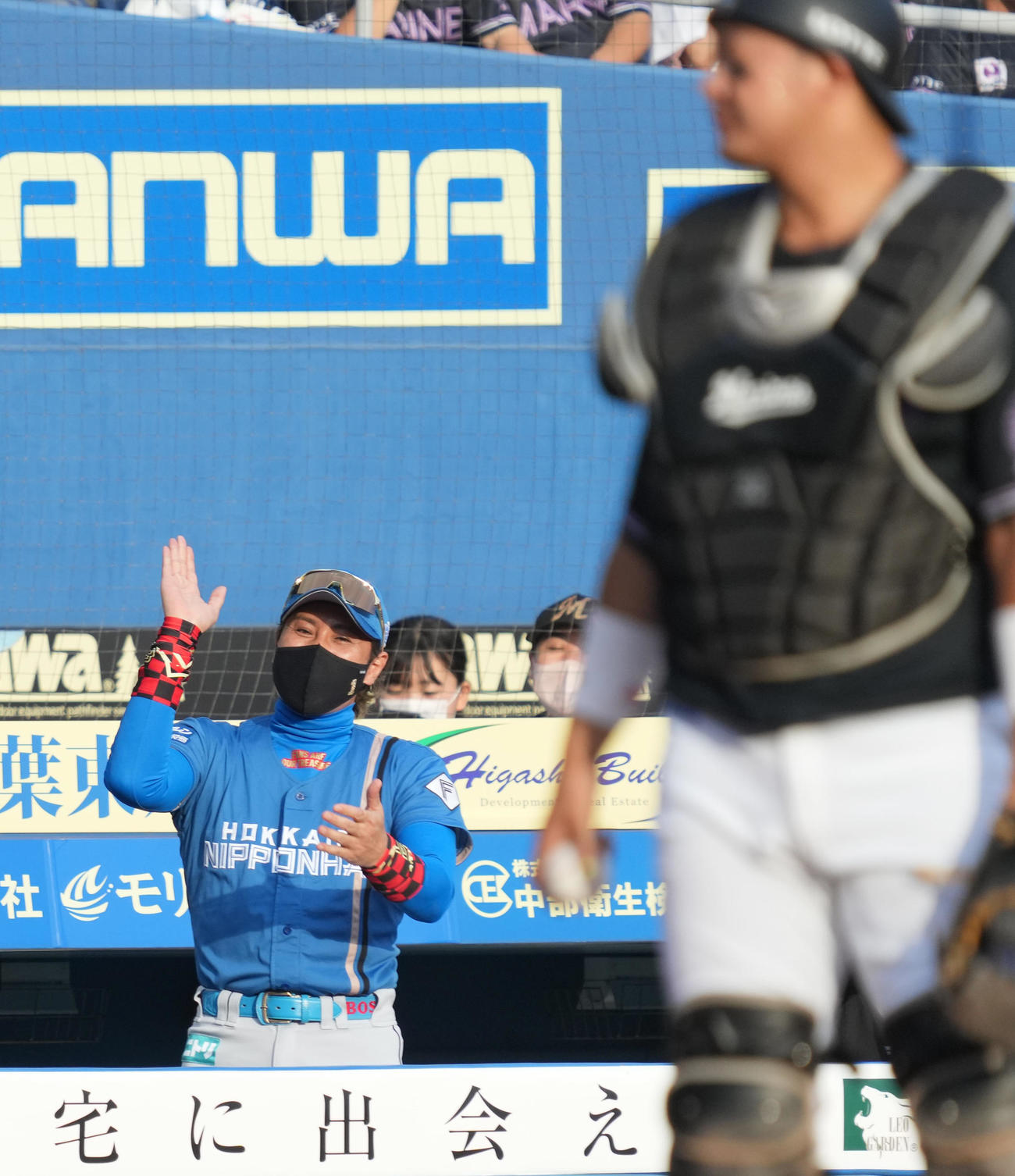 ロッテ対日本ハム　1回表日本ハム2死一、三塁、重盗で先制点を奪い大喜びする日本ハム新庄監督（撮影・小沢裕）