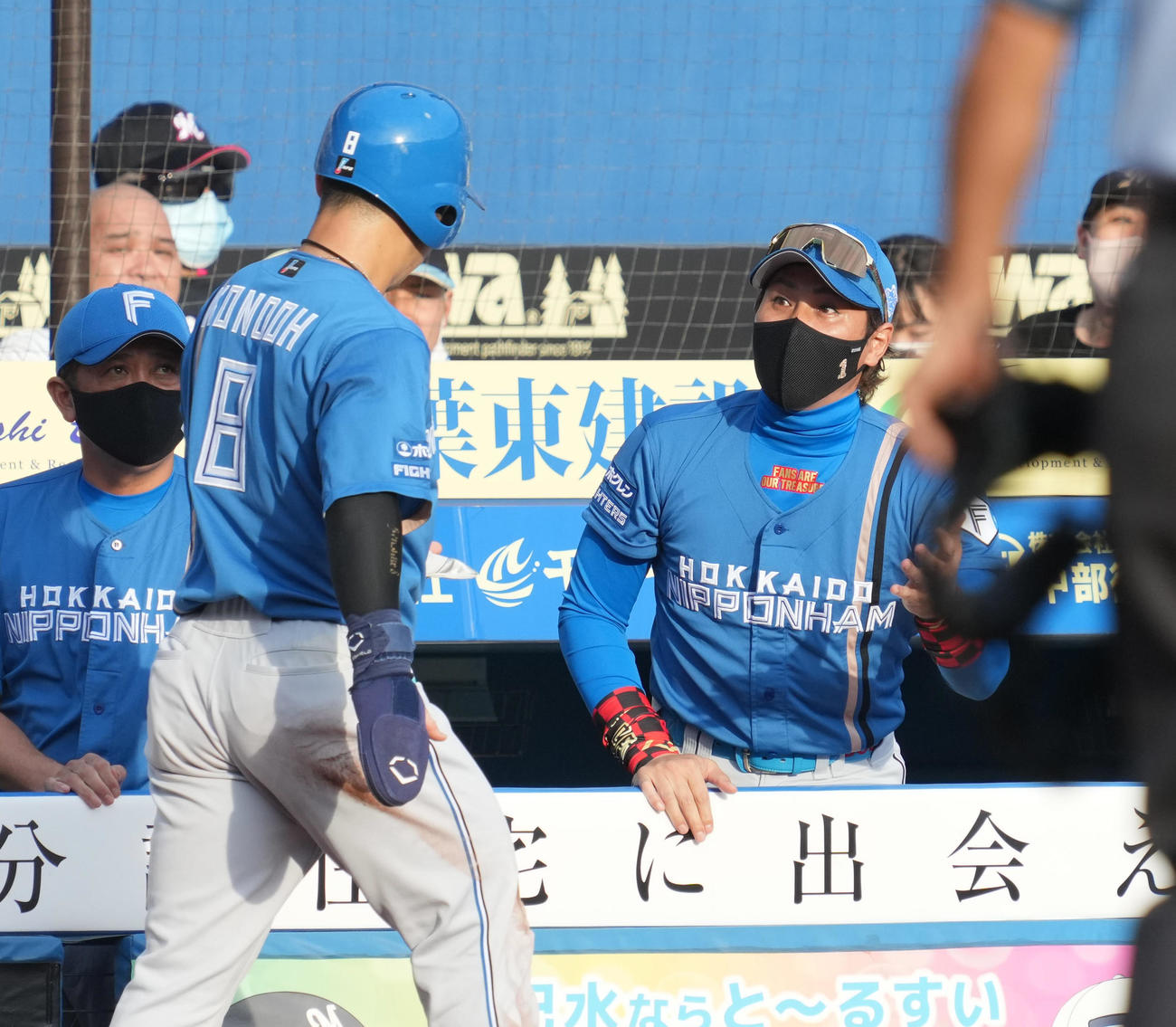 ロッテ対日本ハム　1回表日本ハム2死一、三塁、重盗で先制点を奪った日本ハム新庄監督（右）は生還した三塁走者の近藤を祝福する（撮影・小沢裕）