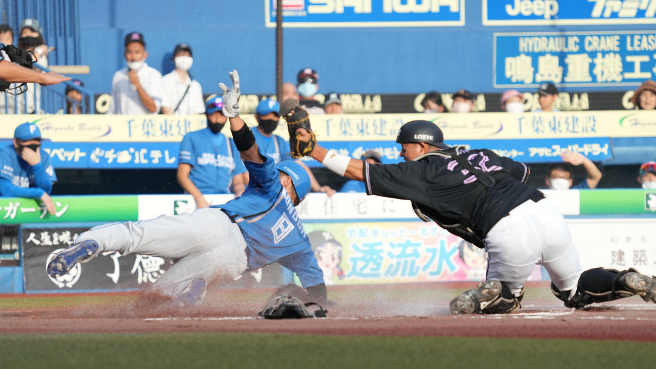 ロッテ対日本ハム　1回表日本ハム2死一、三塁、一塁走者の野村が一、二塁間に挟まれる間に三塁走者の近藤は本盗を企図し重盗が成功する。捕手佐藤都（撮影・小沢裕）