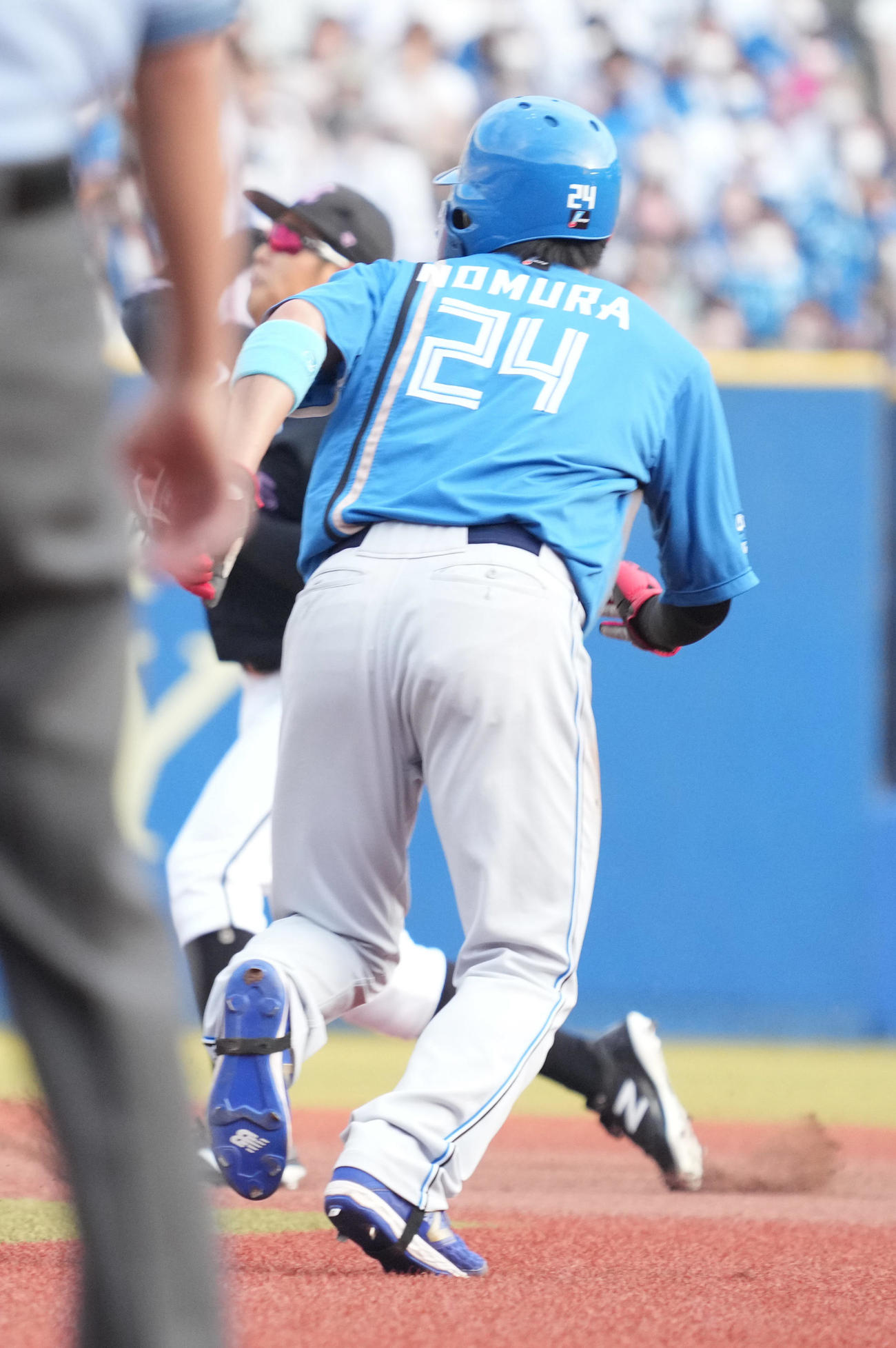 ロッテ対日本ハム　1回表日本ハム2死一、三塁、二塁盗塁を企図した一塁走者の野村は一、二塁間に挟まれる（撮影・小沢裕）