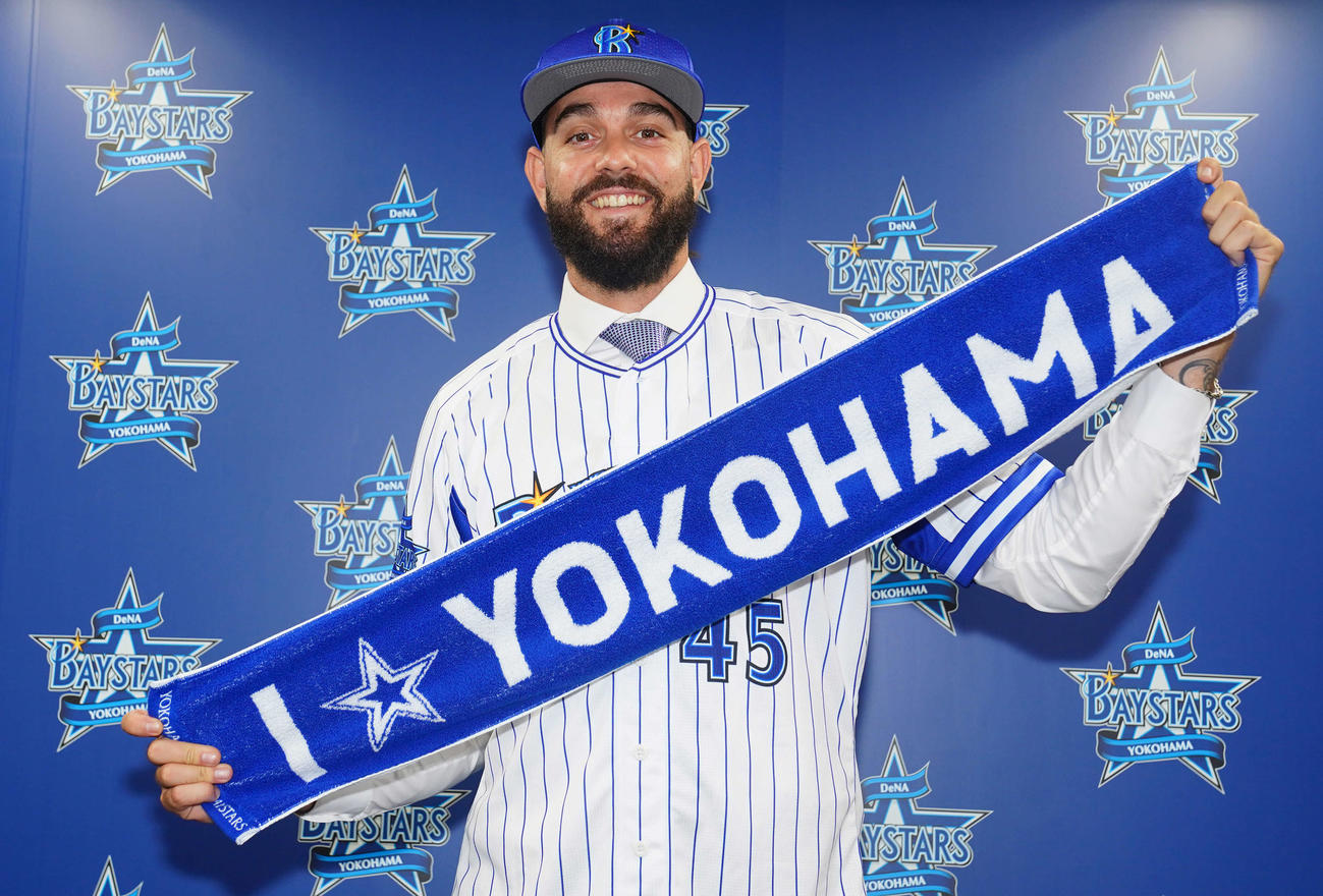 入団会見に臨んだ新外国人のガゼルマン（球団提供）