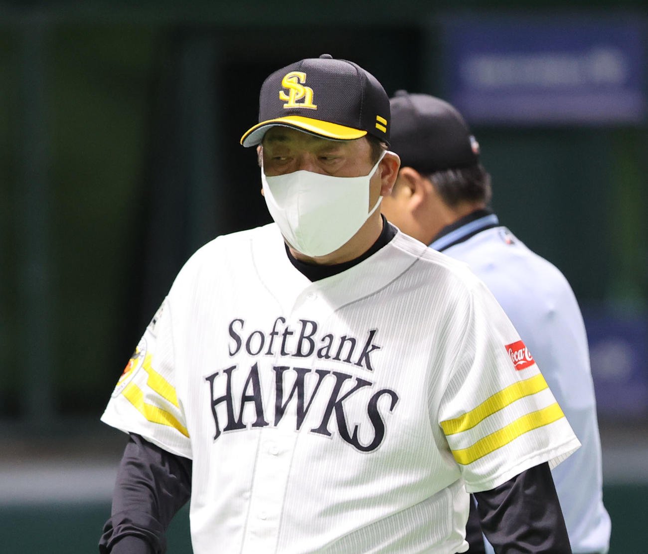 4回途中に投手交代を審判に告げた藤本博史監督（撮影・梅根麻紀）