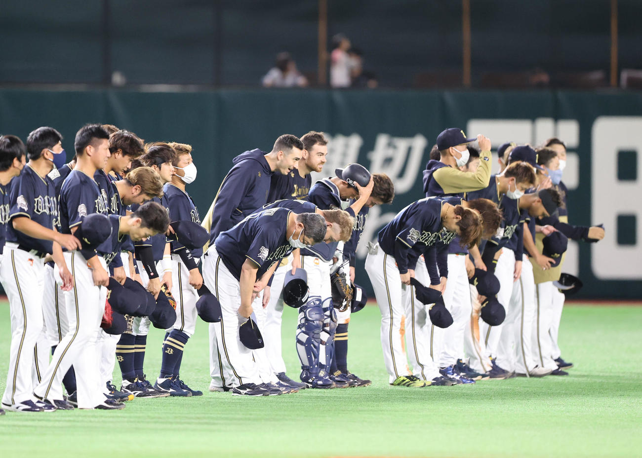 今季ペイペイドームでのレギュラーシーズン最終戦となったオリックスナインはスタンドのファンにあいさつ（撮影・梅根麻紀）