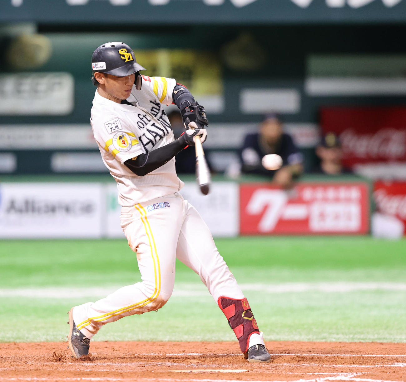 8回裏ソフトバンク1死、今宮健太は左越えに本塁打を放つ（撮影・梅根麻紀）
