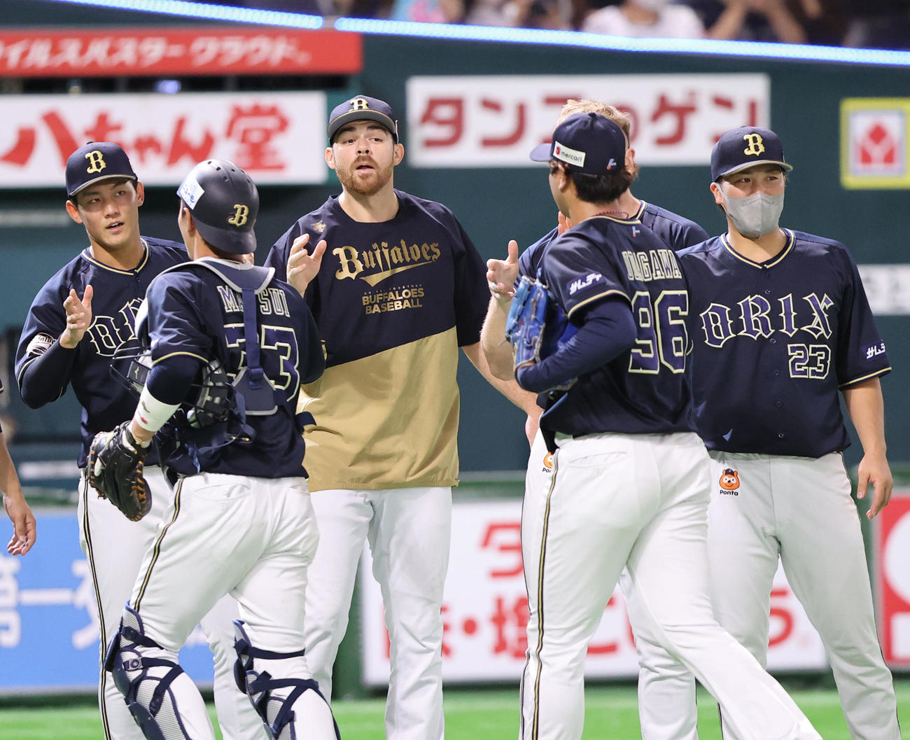 ソフトバンク対オリックス　勝利投手となったビドルはナインを出迎える（撮影・梅根麻紀）