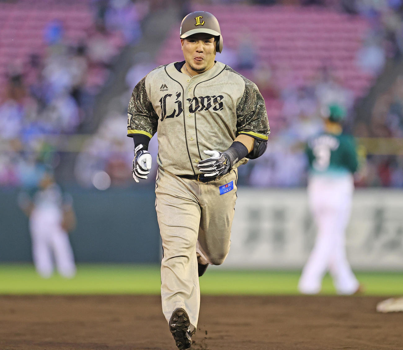 楽天対西武　4回表西武無死、ソロ本塁打を放ちおどけた表情を見せる山川（撮影・垰建太）