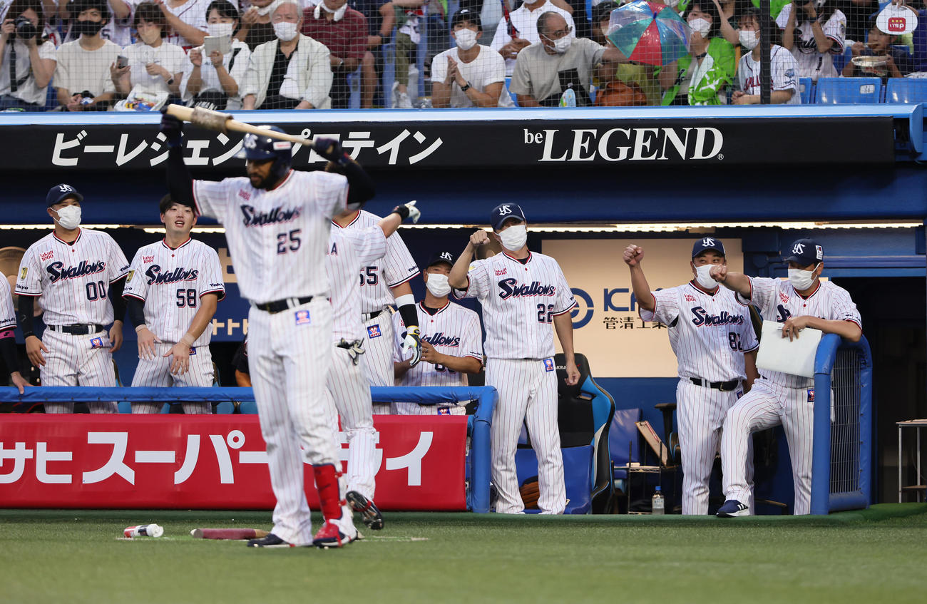 ヤクルト対DeNA  1回裏ヤクルト無死、先頭打者本塁打を放った山田を迎える高津監督（右から3人目）（撮影・足立雅史）