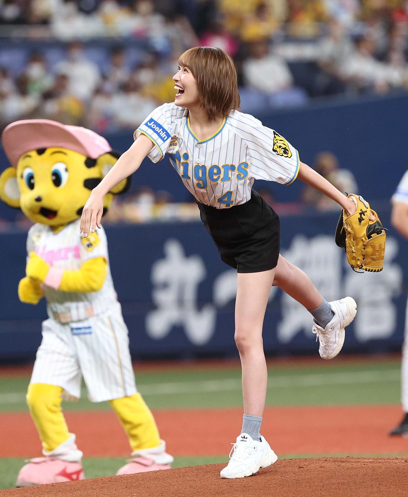 阪神対中日　始球式を務めるNMB48小嶋花梨（撮影・上田博志）