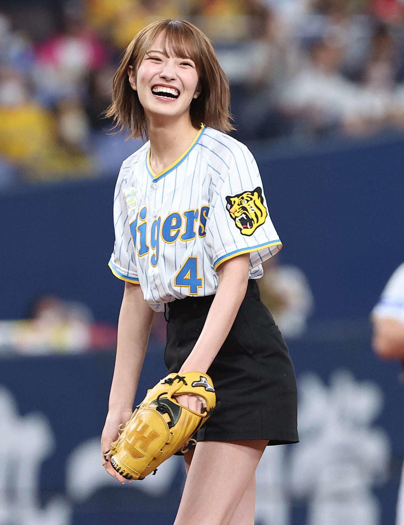 阪神対中日　始球式を務め笑顔を見せるNMB48小嶋花梨（撮影・上田博志）