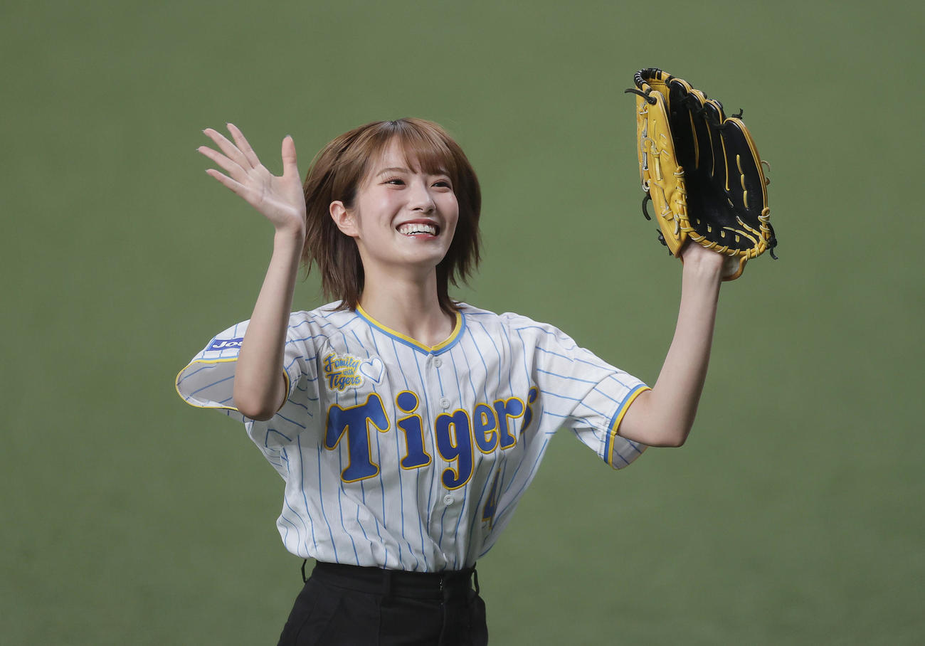阪神対中日　スタンドの観客に笑顔で手を振るNMB48の小嶋花梨（撮影・前田充）