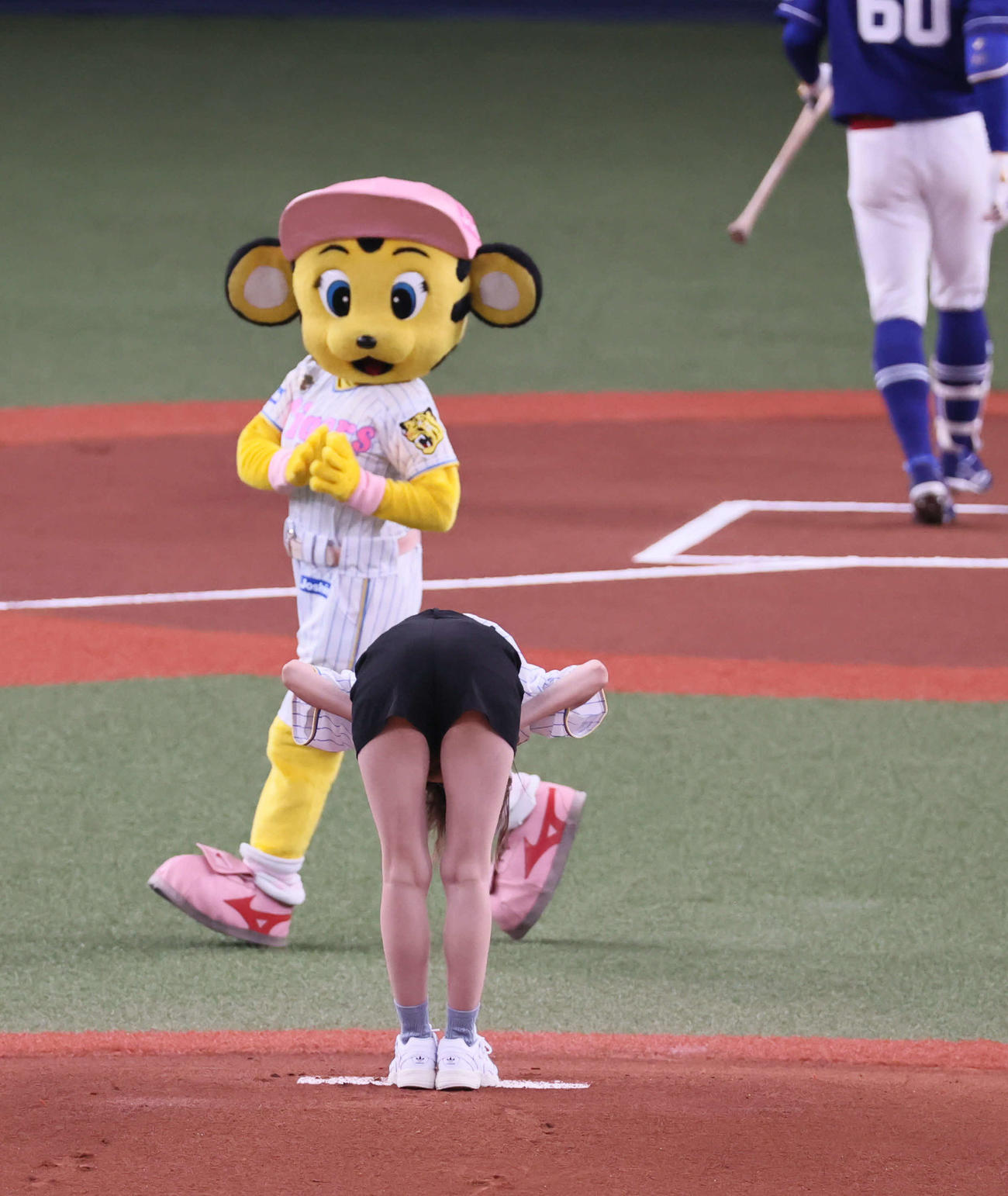 阪神対中日　始球式を務めたNMB48小嶋花梨（撮影・宮崎幸一）