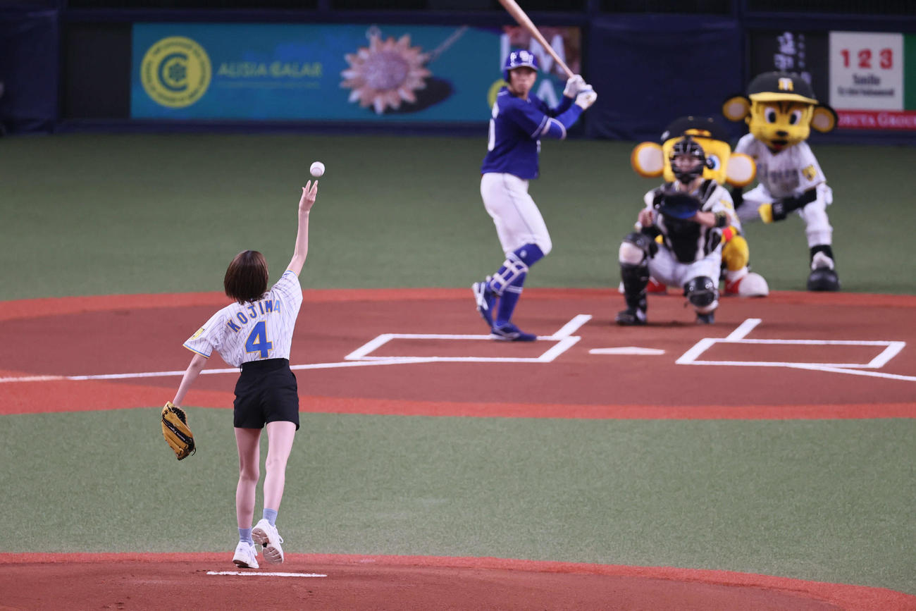 阪神対中日　始球式を務めたNMB48小嶋花梨（撮影・宮崎幸一）