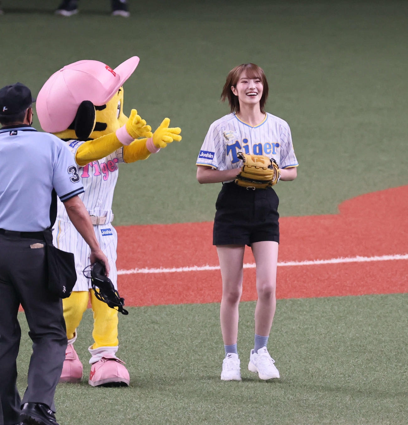 阪神対中日　始球式を務めたNMB48小嶋花梨（撮影・宮崎幸一）