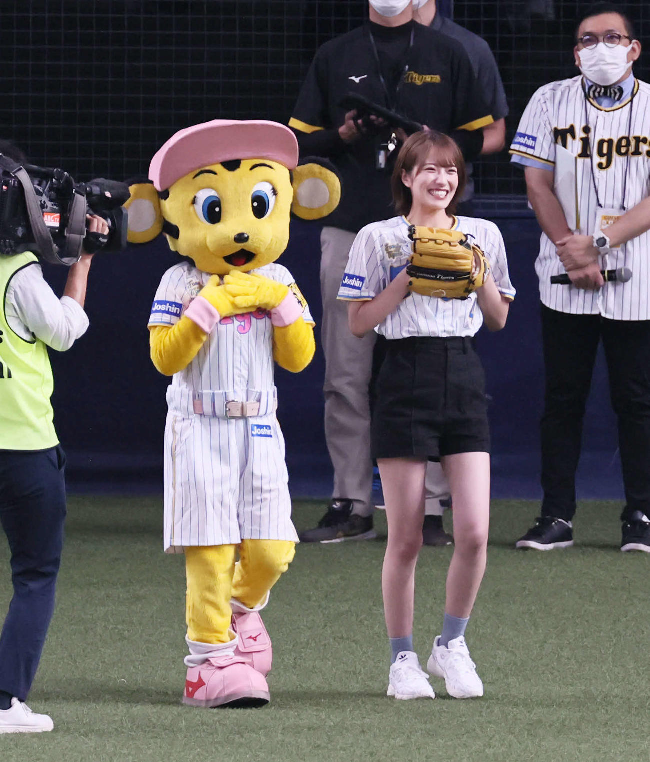阪神対中日　始球式を務めたNMB48小嶋花梨（撮影・宮崎幸一）