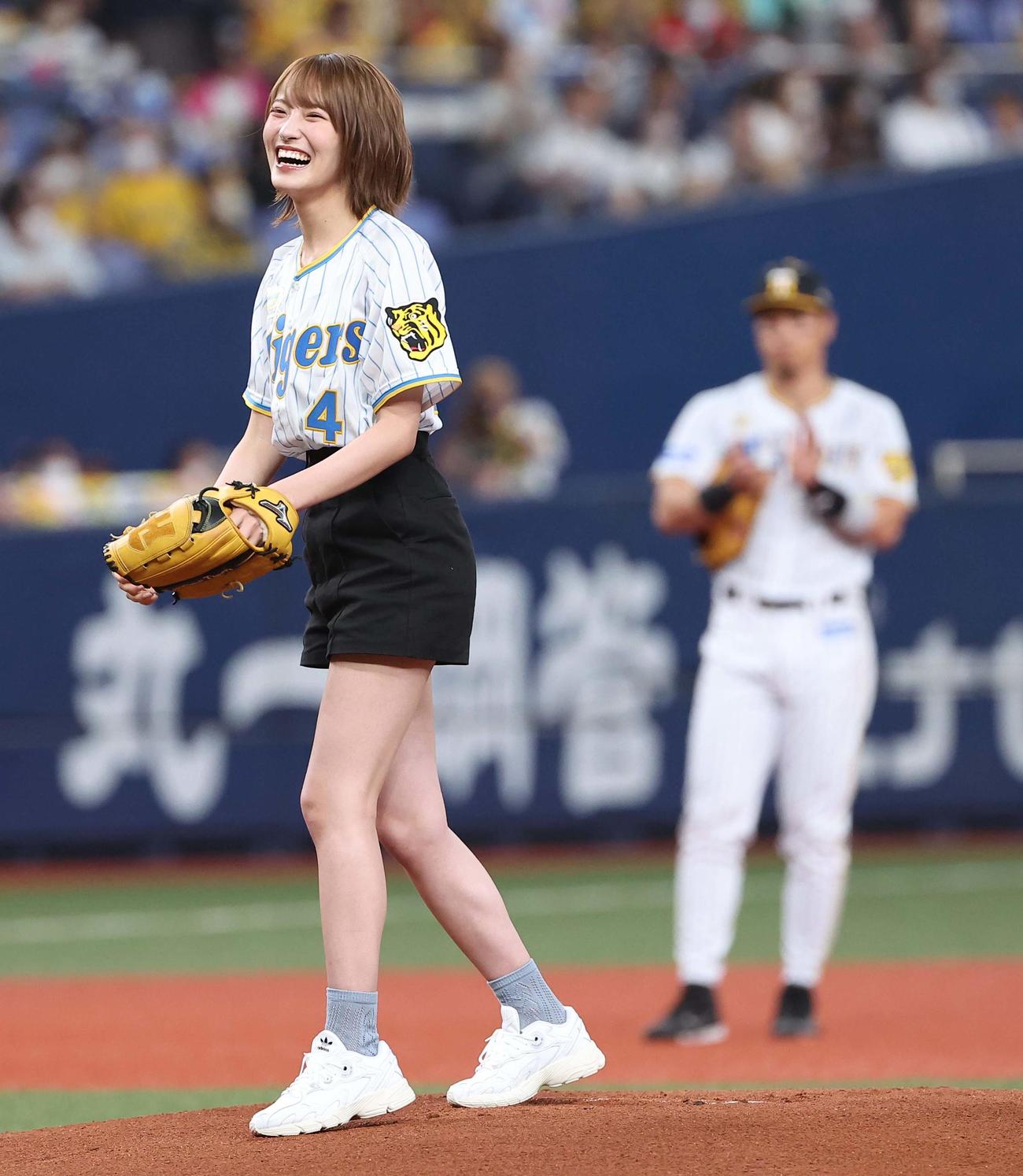 阪神対中日　始球式を務めるNMB48小嶋花梨（撮影・上田博志）
