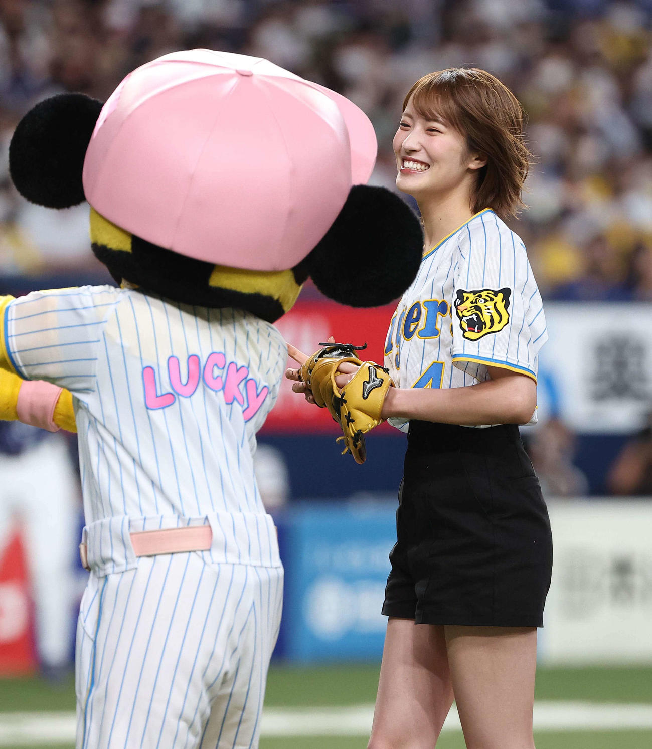 阪神対中日　始球式を務めるNMB48小嶋花梨（撮影・上田博志）