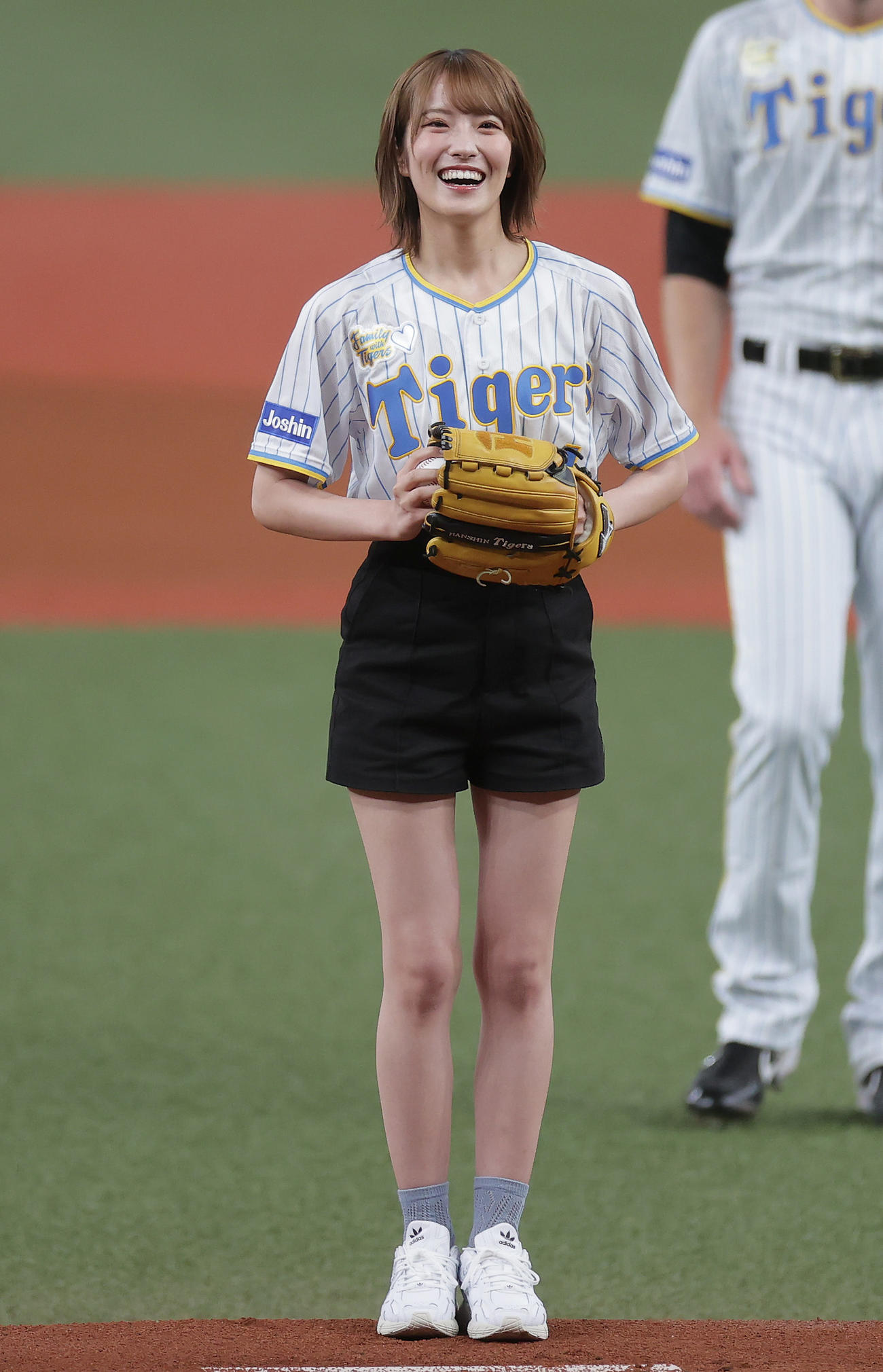 阪神対中日　笑顔で始球式に臨むNMB48の小嶋花梨（撮影・前田充）