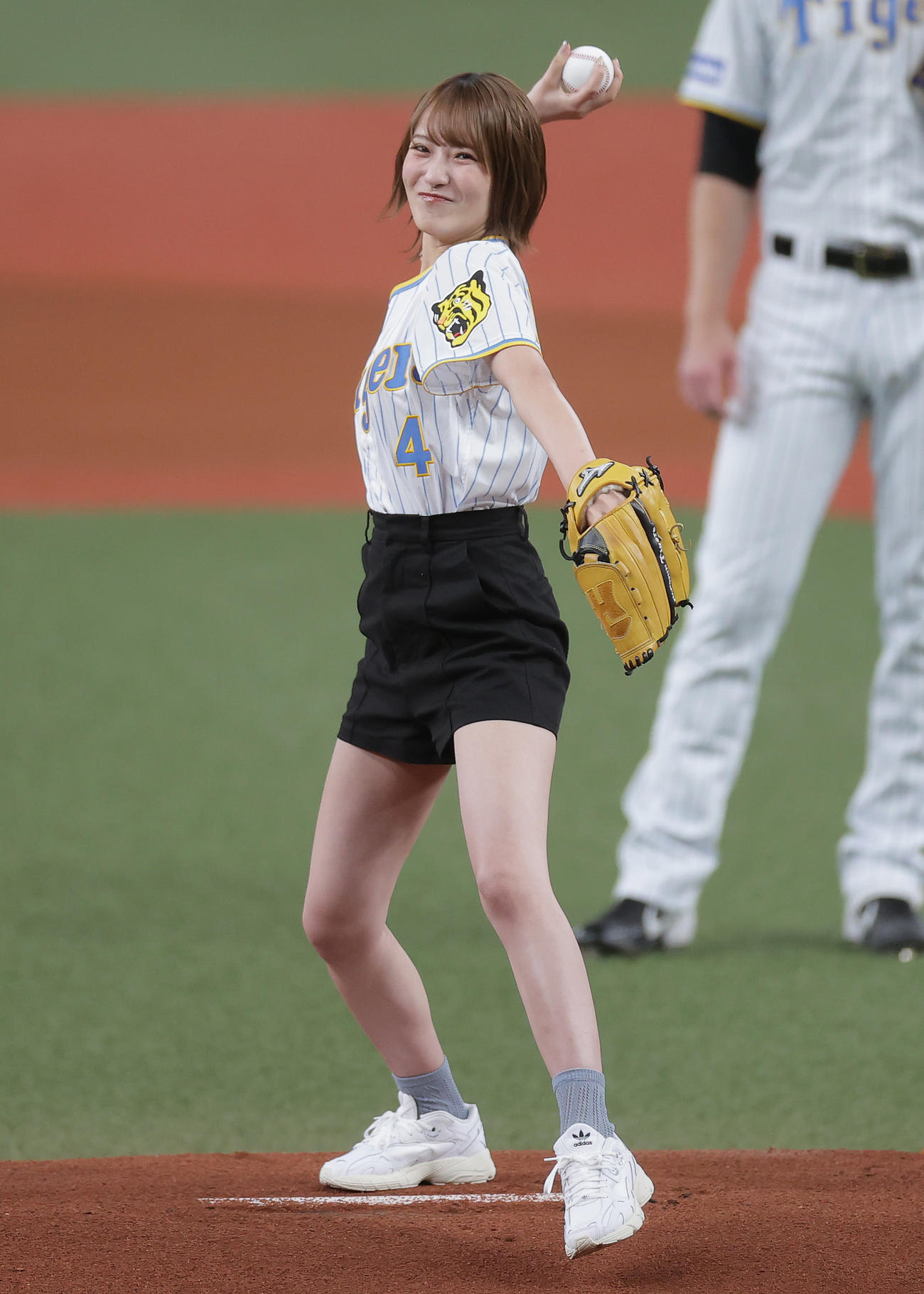 阪神対中日　始球式で投球するNMB48の小嶋花梨（撮影・前田充）