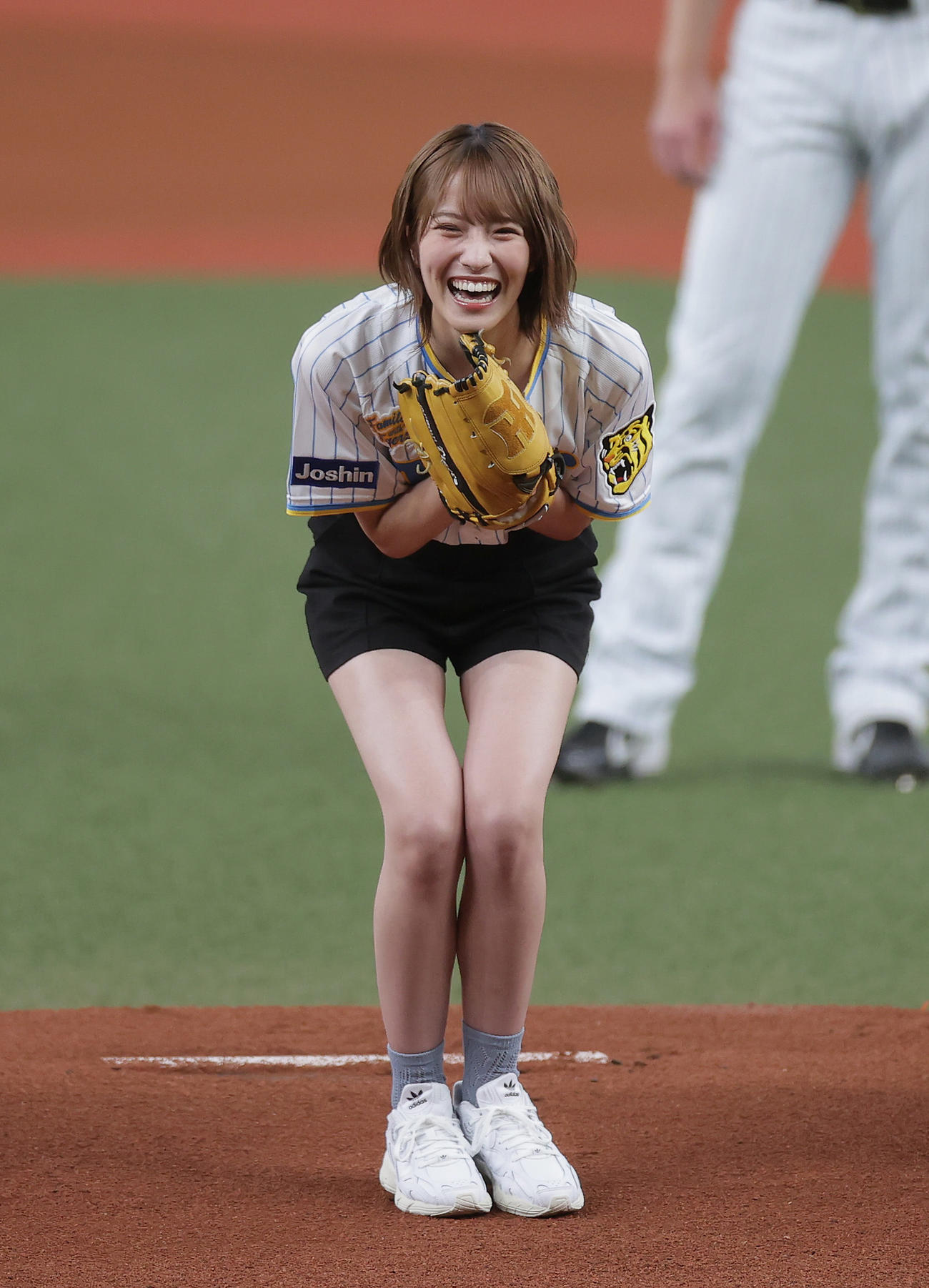 阪神対中日　始球式を行い笑顔を見せるNMB48の小嶋花梨（撮影・前田充）