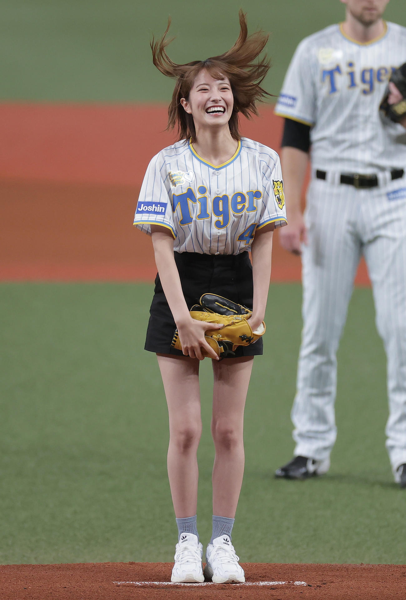 阪神対中日　始球式を行い笑顔を見せるNMB48の小嶋花梨（撮影・前田充）