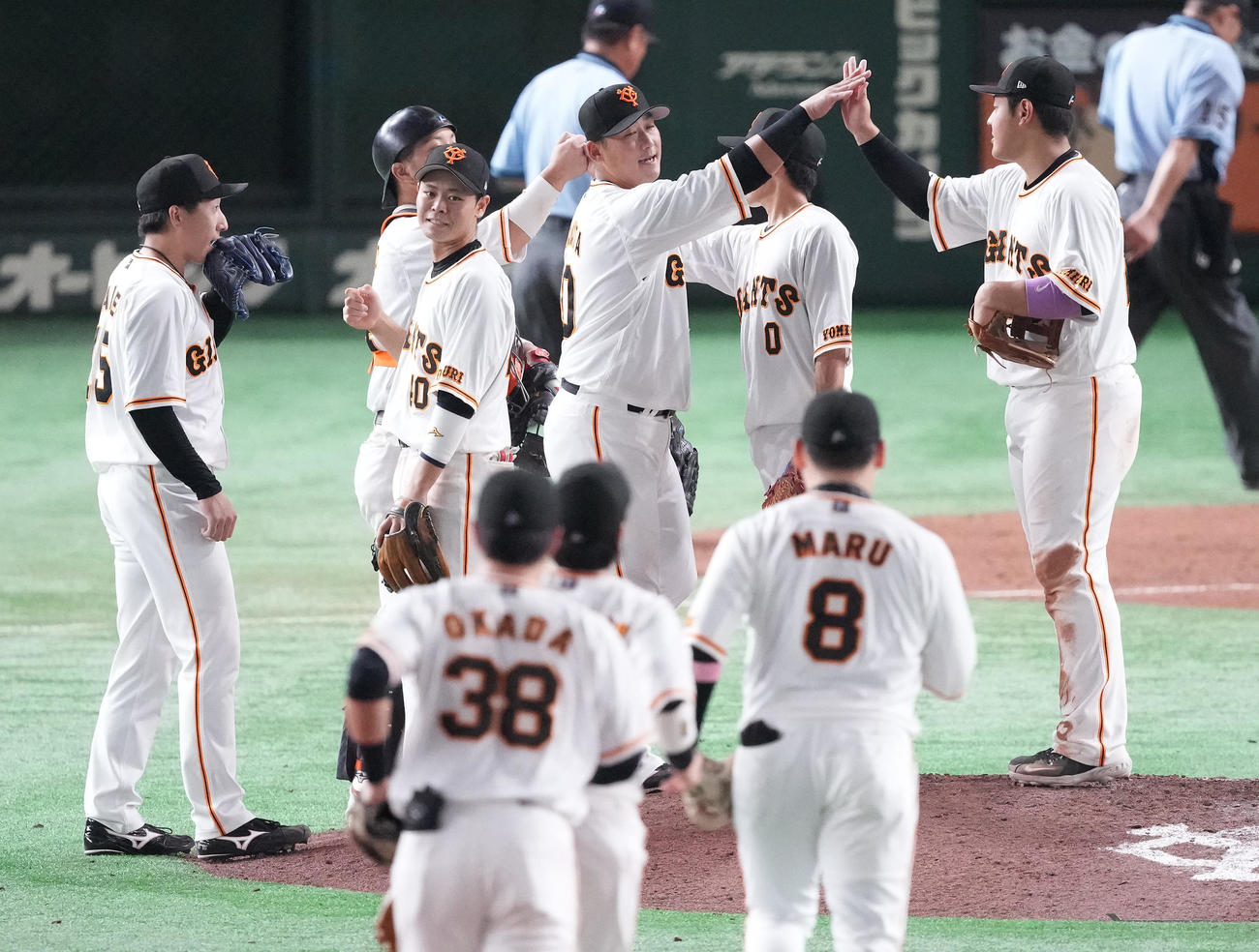 巨人対広島　広島に勝利し笑顔でタッチを交わす中田（中央）、岡本和（右）ら巨人ナイン（撮影・鈴木みどり）