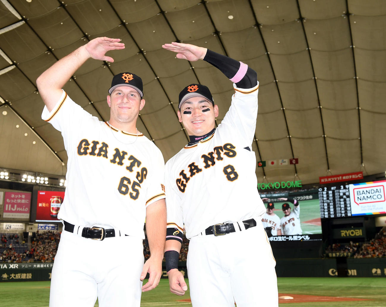 巨人対広島　広島に勝利し笑顔でポーズを決める来日初勝利を挙げた巨人クロール（左）と決勝打を放った丸（撮影・たえ見朱実）