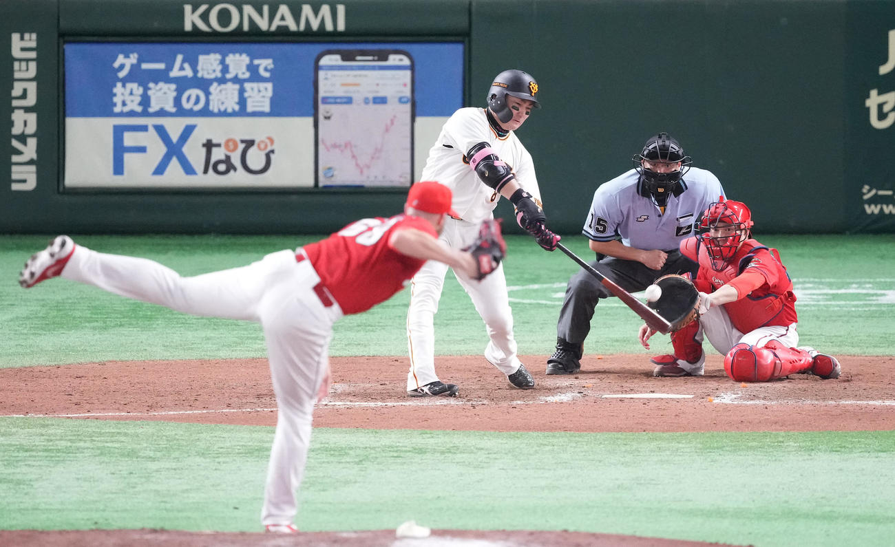 巨人対広島　8回裏巨人1死三塁、左適時二塁打を放つ丸。投手ターリー（撮影・鈴木みどり）
