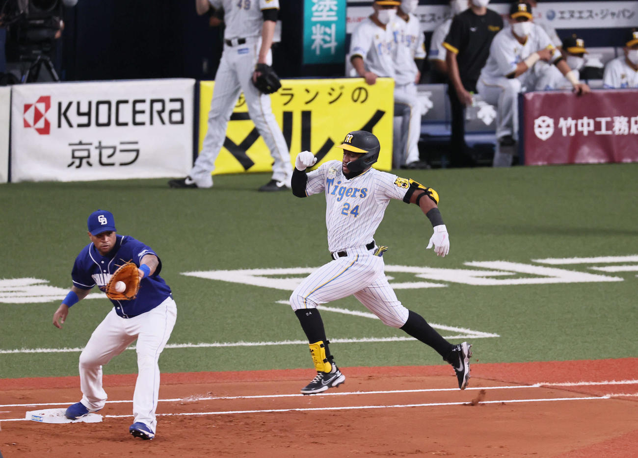 阪神対中日　1回裏阪神1死一塁、ロハスは遊ゴロ併殺打に倒れる（撮影・宮崎幸一）