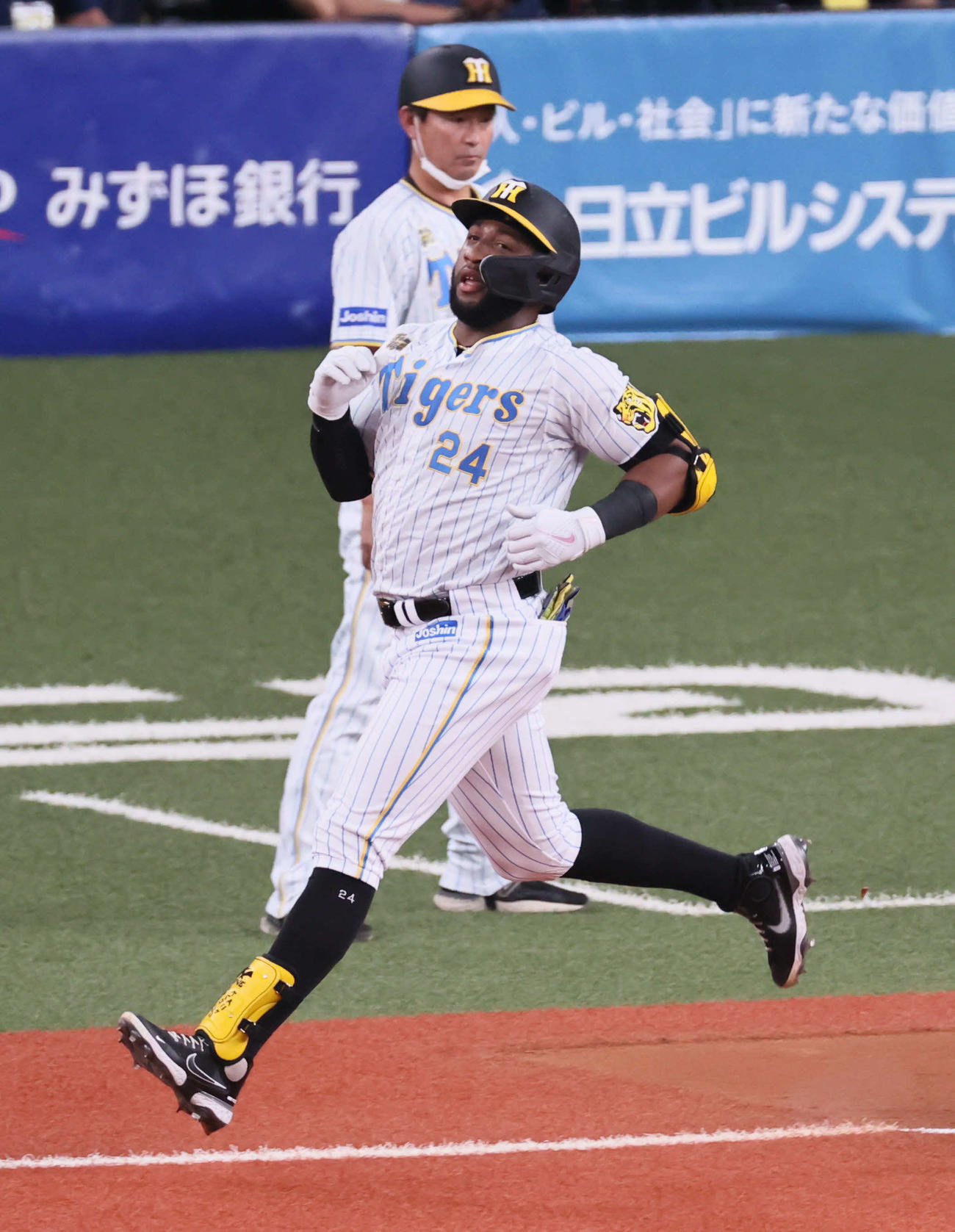 阪神対中日　1回裏阪神1死一塁、ロハスは遊ゴロ併殺打に倒れる（撮影・宮崎幸一）