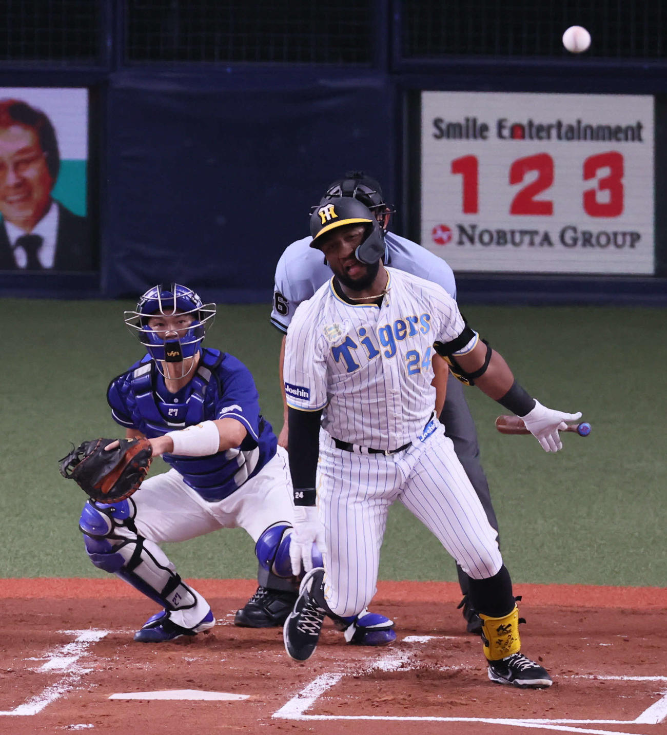 阪神対中日　1回裏阪神1死一塁、ロハスは遊ゴロ併殺打に倒れる（撮影・宮崎幸一）