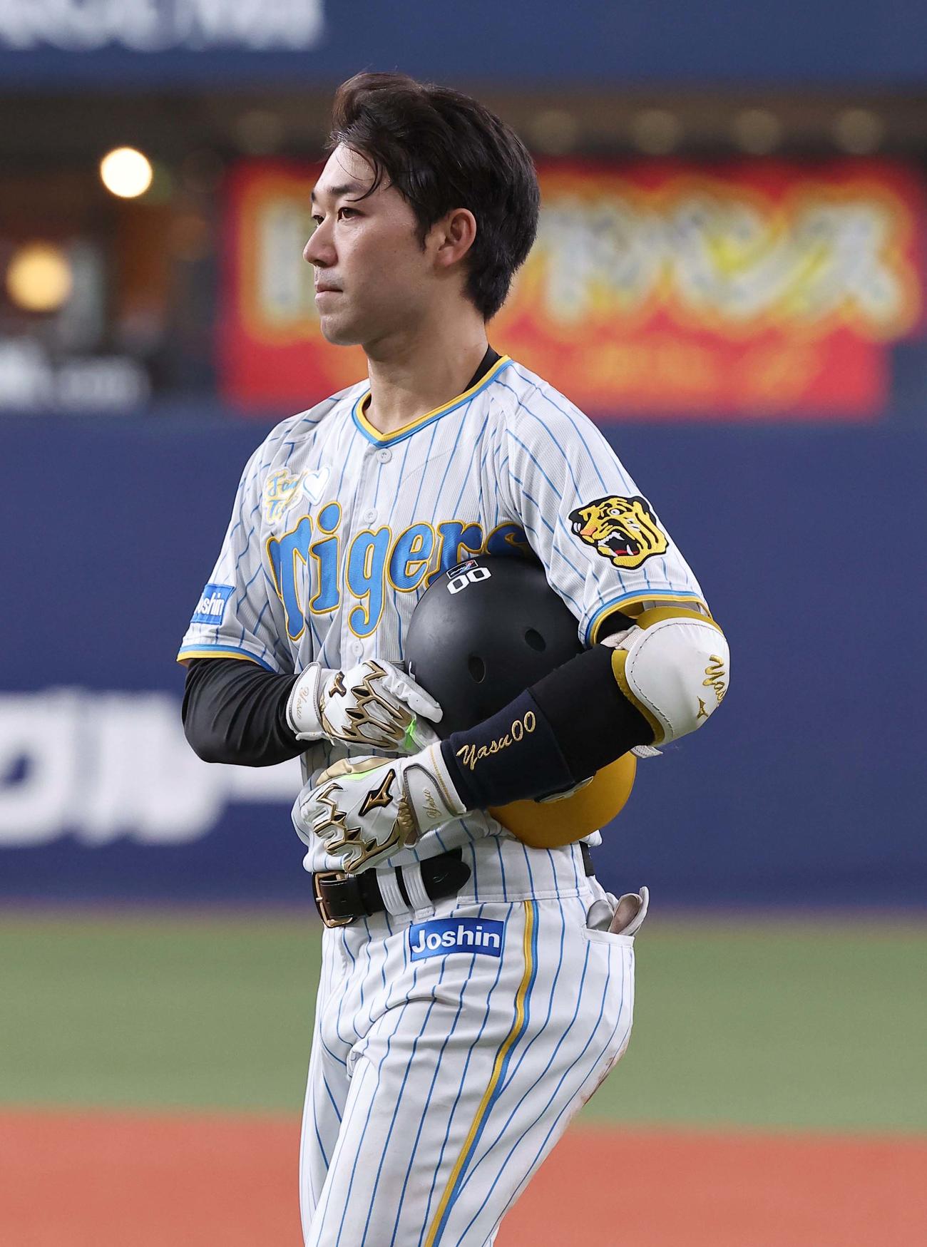 阪神対中日　3回裏阪神1死一、二塁、山本は三塁併殺打に倒れる（撮影・上田博志）
