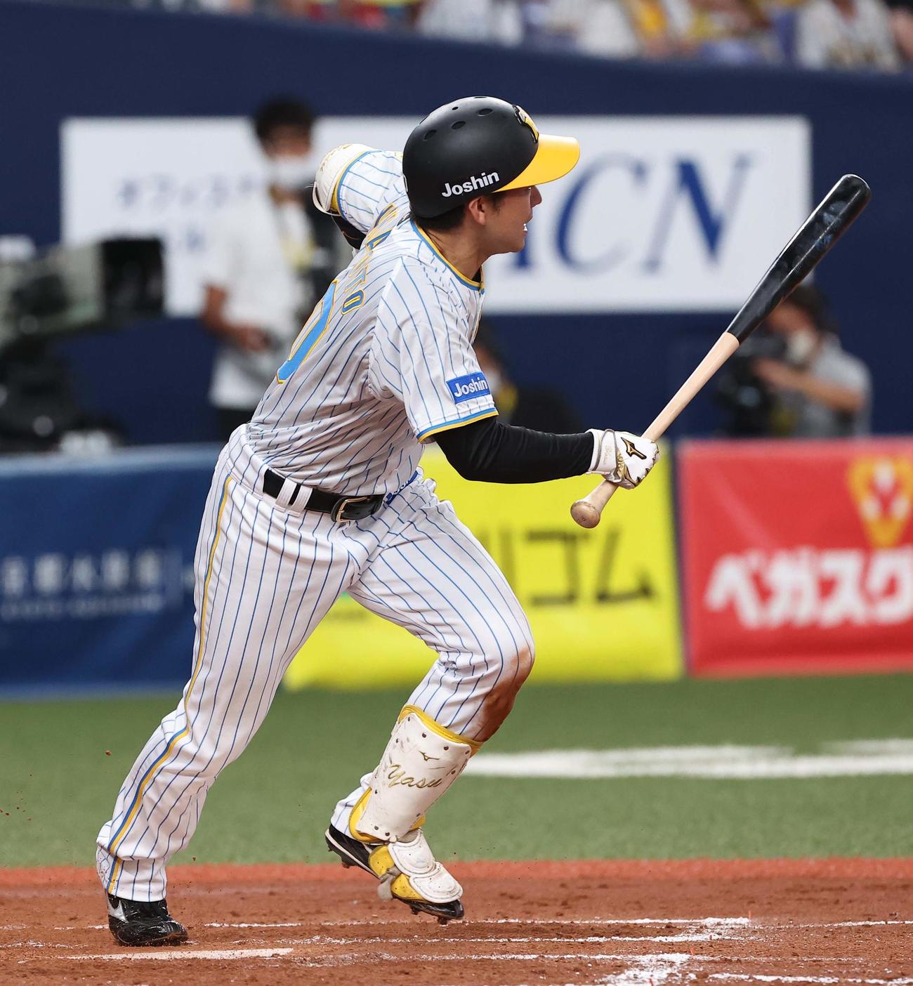 阪神対中日　3回裏阪神1死一、二塁、山本は三塁併殺打に倒れる（撮影・上田博志）