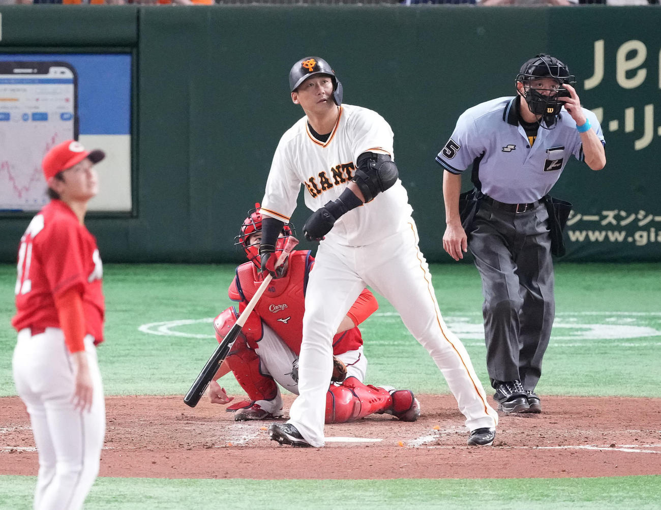4回裏巨人無死一塁、先制の左越え2点本塁打を放つ中田。投手大道（撮影・鈴木みどり）