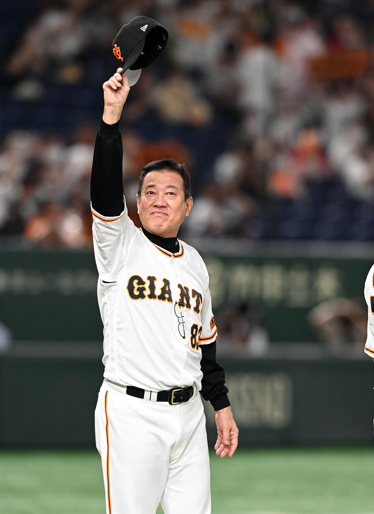 巨人対広島　広島に勝ち越した巨人原監督は、ファンの拍手に笑顔で応える（撮影・たえ見朱実）
