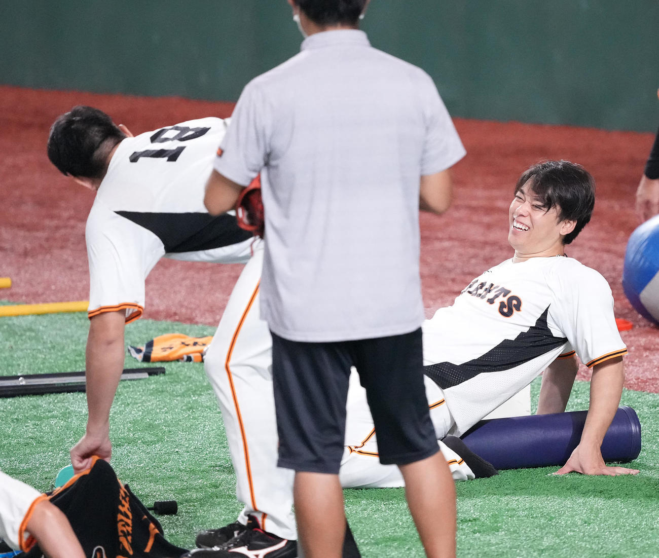 巨人対広島　試合前練習で笑顔の巨人高梨。左は菅野（撮影・鈴木みどり）